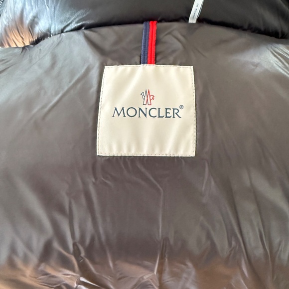 2025 Moncler Maya Sz 6 ! Mint !!!! - Picture 10 of 13
